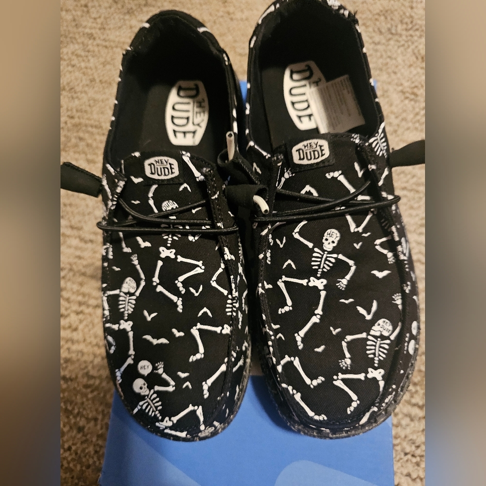 EUC Wendy Skeleton " Glow In The Dark" Hey Dudes Sz 8 Womens